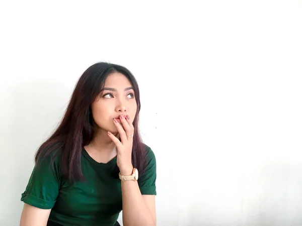 穿着绿色T恤的富有洞察力的亚洲女孩 — 图库照片