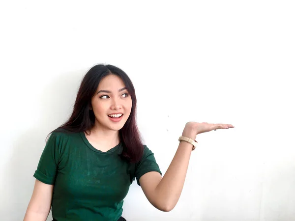 Uśmiechnięta Azjatka Dziewczyna Greent Shirt — Zdjęcie stockowe