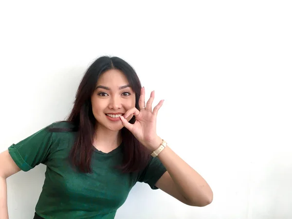 Roztomilý Asijské Dívka Greent Shirt Představení — Stock fotografie