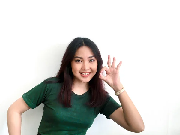 Симпатична Азіатська Дівчина Зеленій Футболці Показує Добре — стокове фото