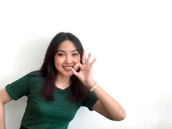 漂亮的亚洲女孩穿着绿色的T恤 看起来不错 — 图库照片