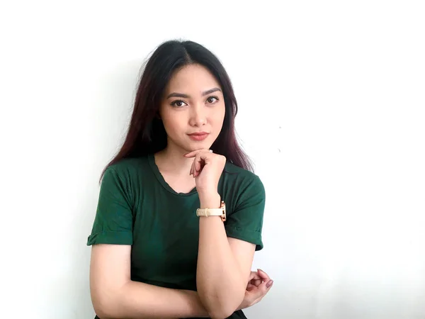 Greent Tişörtlü Asyalı Kızı Düşünüyorum — Stok fotoğraf