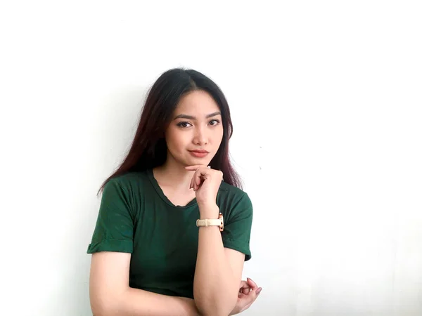 Gondolkozó Ázsiai Lány Zöld Pólóban — Stock Fotó
