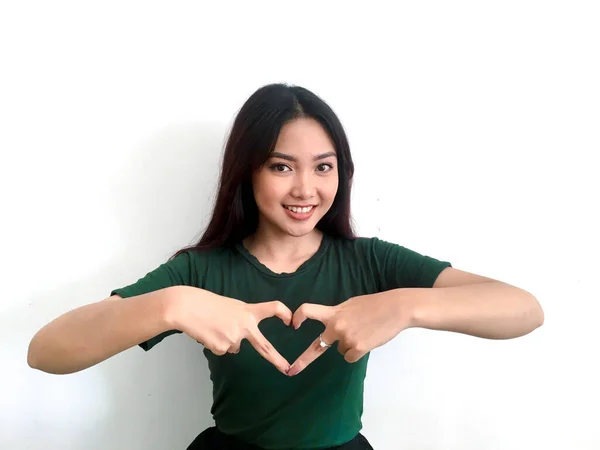 Emocionální Asijské Dívka Ukazující Srdce Greent Shirt — Stock fotografie