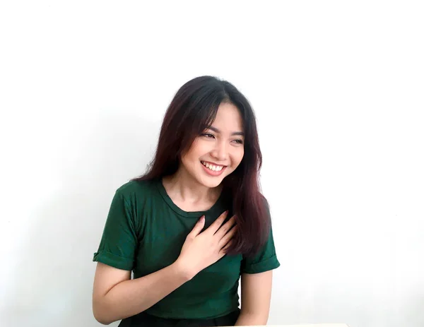 穿着绿色T恤笑亚洲女孩 — 图库照片