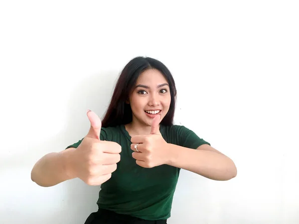 Yeşil Tişörtlü Gülümseyen Asyalı Kız Baş Parmağını Kaldırıyor — Stok fotoğraf