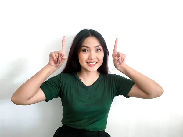Menina Asiática Apontando Para Topo Shirt Greent — Fotografia de Stock