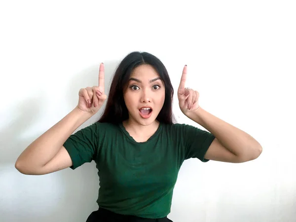 Greent Tişörtlü Asyalı Kız Diye Bağırıyor — Stok fotoğraf