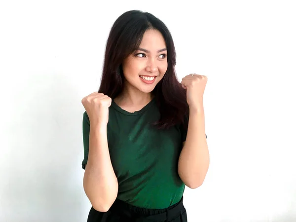 Greent tişörtlü duygusal Asyalı kız