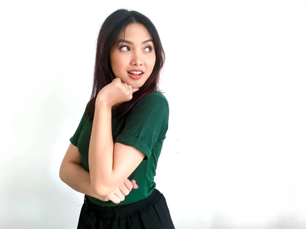 穿着绿色T恤的情绪激动的亚洲女孩 — 图库照片