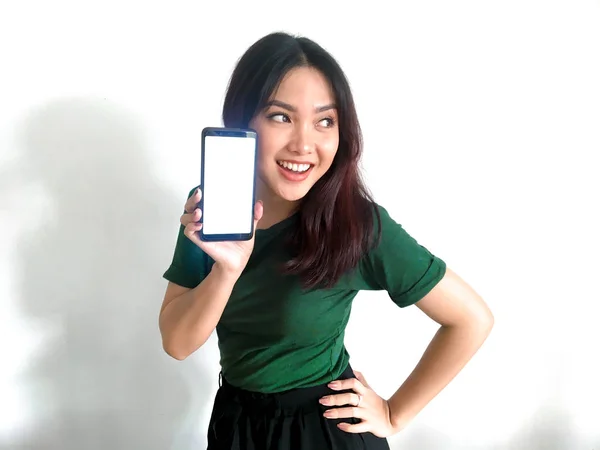 Gelukkig Aziatische Vrouw Met Mobiele Telefoon — Stockfoto