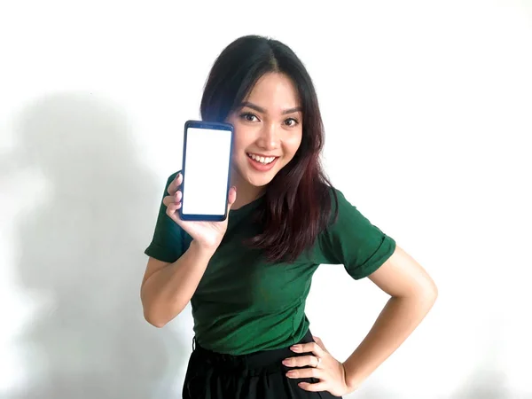 Gelukkig Aziatische Vrouw Met Mobiele Telefoon — Stockfoto