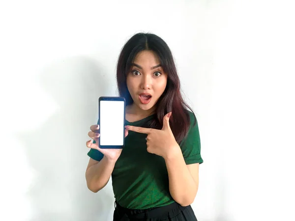 Aziatische Vrouw Groen Shirt Met Mobiele Telefoon — Stockfoto