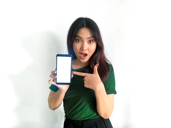 Aziatische Vrouw Groen Shirt Met Mobiele Telefoon — Stockfoto
