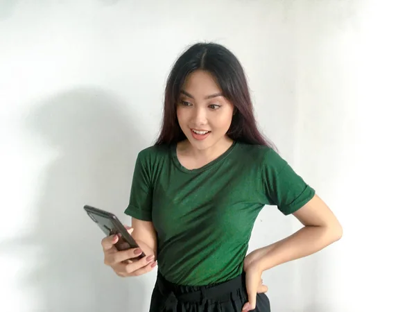 Felice Donna Asiatica Shirt Verde Con Cellulare — Foto Stock