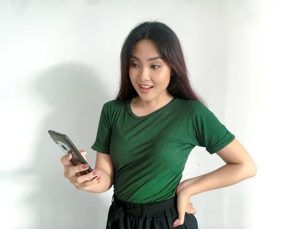 Felice Donna Asiatica Shirt Verde Con Cellulare — Foto Stock