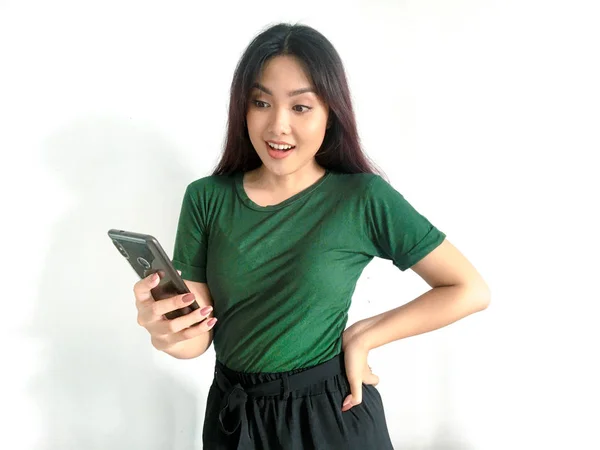 Wanita Asia Yang Bahagia Dengan Kaos Hijau Dengan Ponsel — Stok Foto