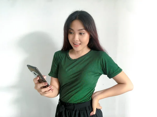 Glückliche Asiatin Grünen Shirt Mit Handy — Stockfoto