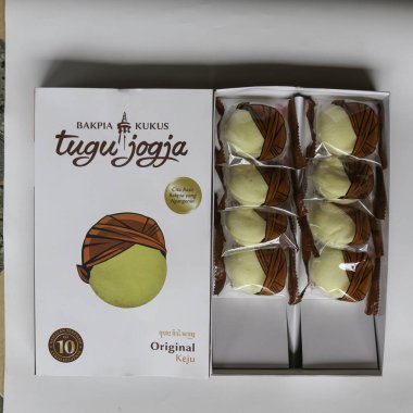 Yogyakarta, Endonezya - 8 Mart 2018: Buharda pişirilmiş bakpia keki veya Bakpia kukus Endonezya-Çin geleneksel yogyakarta yemeğidir. beyaz arkaplanda izole.