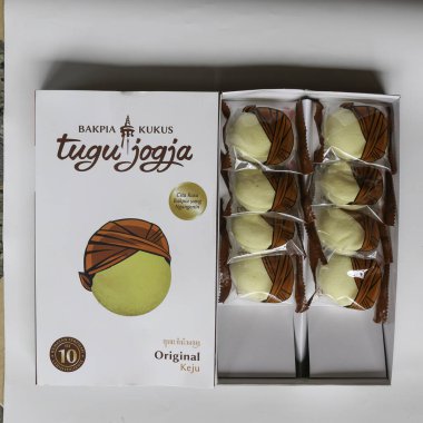 Yogyakarta, Endonezya - 8 Mart 2018: Buharda pişirilmiş bakpia keki veya Bakpia kukus Endonezya-Çin geleneksel yogyakarta yemeğidir. beyaz arkaplanda izole.