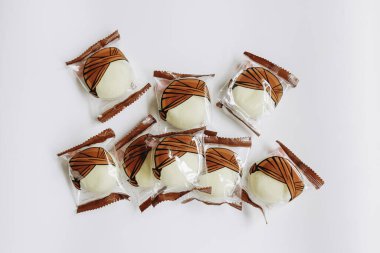 Yogyakarta, Endonezya - 8 Mart 2018: Buharda pişirilmiş bakpia kekleri veya Bakpia kukus, Yogyakarta 'dan geleneksel Endonezya-Çin yemeğidir. beyaz arkaplanda izole.