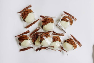 Yogyakarta, Endonezya - 8 Mart 2018: Buharda pişirilmiş bakpia kekleri veya Bakpia kukus, Yogyakarta 'dan geleneksel Endonezya-Çin yemeğidir. beyaz arkaplanda izole.