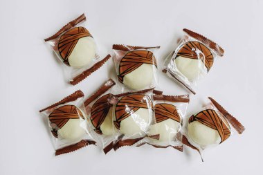 Yogyakarta, Endonezya - 8 Mart 2018: Buharda pişirilmiş bakpia kekleri veya Bakpia kukus, Yogyakarta 'dan geleneksel Endonezya-Çin yemeğidir. beyaz arkaplanda izole.