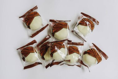 Yogyakarta, Endonezya - 8 Mart 2018: Buharda pişirilmiş bakpia kekleri veya Bakpia kukus, Yogyakarta 'dan geleneksel Endonezya-Çin yemeğidir. beyaz arkaplanda izole.