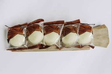 Yogyakarta, Endonezya - 8 Mart 2018: Buharda pişirilmiş bakpia kekleri veya Bakpia kukus, Yogyakarta 'dan geleneksel Endonezya-Çin yemeğidir. beyaz arkaplanda izole.