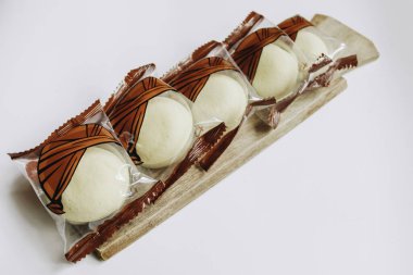 Yogyakarta, Endonezya - 8 Mart 2018: Buharda pişirilmiş bakpia kekleri veya Bakpia kukus, Yogyakarta 'dan geleneksel Endonezya-Çin yemeğidir. beyaz arkaplanda izole.