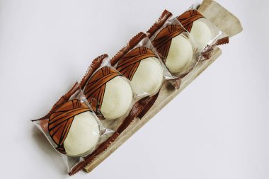 Yogyakarta, Endonezya - 8 Mart 2018: Buharda pişirilmiş bakpia kekleri veya Bakpia kukus, Yogyakarta 'dan geleneksel Endonezya-Çin yemeğidir. beyaz arkaplanda izole.