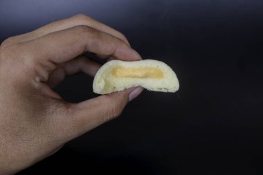 Elinde bakpia kukus keki ya da arka planda izole edilmiş peynir aromalı haşlanmış bakpia keki vardı. Yogyakarta 'dan geleneksel Endonezya-Çin yemekleri.