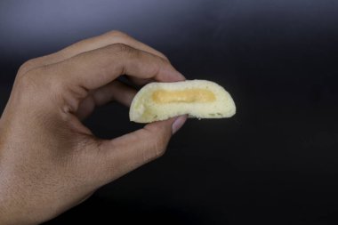 Elinde bakpia kukus keki ya da arka planda izole edilmiş peynir aromalı haşlanmış bakpia keki vardı. Yogyakarta 'dan geleneksel Endonezya-Çin yemekleri.