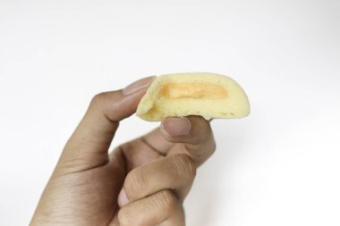 Elinde bakpia kukus keki ya da arka planda izole edilmiş peynir aromalı haşlanmış bakpia keki vardı. Yogyakarta 'dan geleneksel Endonezya-Çin yemekleri.