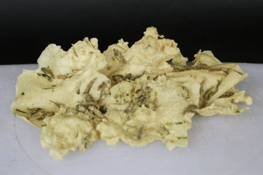 Rempeyek ya da ahşap tabakta tuzlu balıklı balık krakerleri veya arka planda izole edilmiş ikan teri. Çıtır un karışımı ile tuzlanmış balıklı pirinç unundan yapılmış kızarmış lezzetli Java krakerleri..