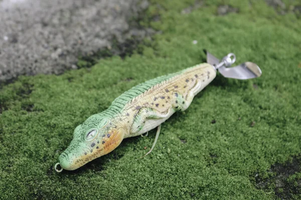 在草地上钓鱼用的塑料鳄鱼饵 — 图库照片