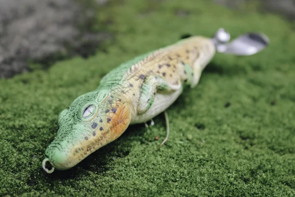 Plastová Krokodýlí Návnada Pro Rybolov Ležící Trávě — Stock fotografie