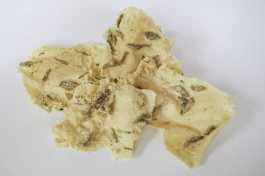 Rempeyek ya da ahşap tabakta tuzlu balıklı balık krakerleri veya arka planda izole edilmiş ikan teri. Çıtır un karışımı ile tuzlanmış balıklı pirinç unundan yapılmış kızarmış lezzetli Java krakerleri..