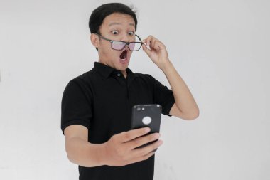 Cep telefonlu genç Asyalı adam.