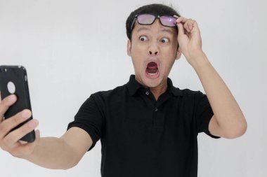 Cep telefonlu genç Asyalı adam.