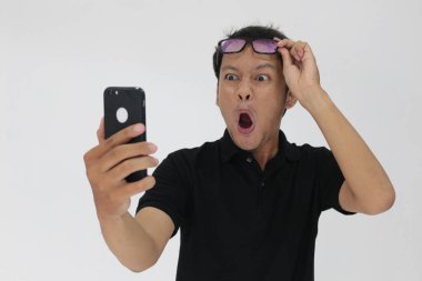 Cep telefonlu genç Asyalı adam.