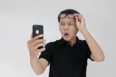 Cep telefonlu genç Asyalı adam.