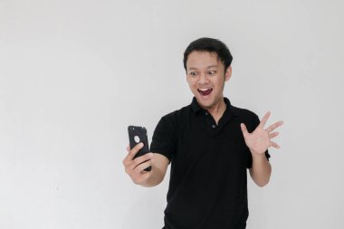 Cep telefonlu Asyalı genç adam.