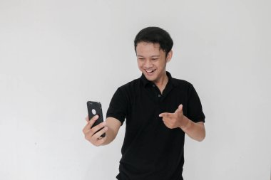 Cep telefonlu Asyalı genç adam.