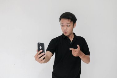 Cep telefonlu genç Asyalı adam.