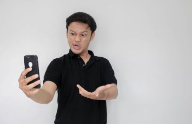 Cep telefonlu Asyalı genç adam.