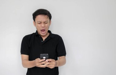 Cep telefonlu Asyalı genç adam.