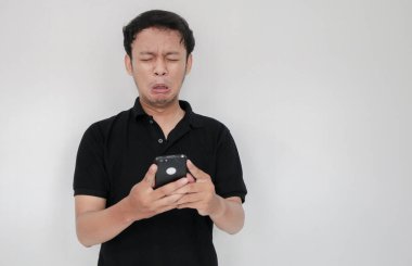 Cep telefonlu Asyalı genç adam.