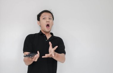 Cep telefonlu Asyalı genç adam.