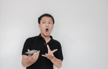 Cep telefonlu Asyalı genç adam.